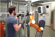 Forschern gelingt erstmalig Montage in der Fließfertigung mit mobilem Roboter