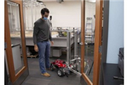 Autonomer Roboter lernt Türen zu öffnen