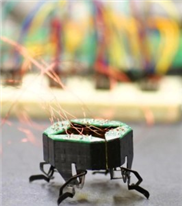 Winziger Roboter schrumpft und dehnt sich