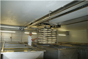 Korrosionsbeständige Edelstahl-Krananlage in der Käseproduktion